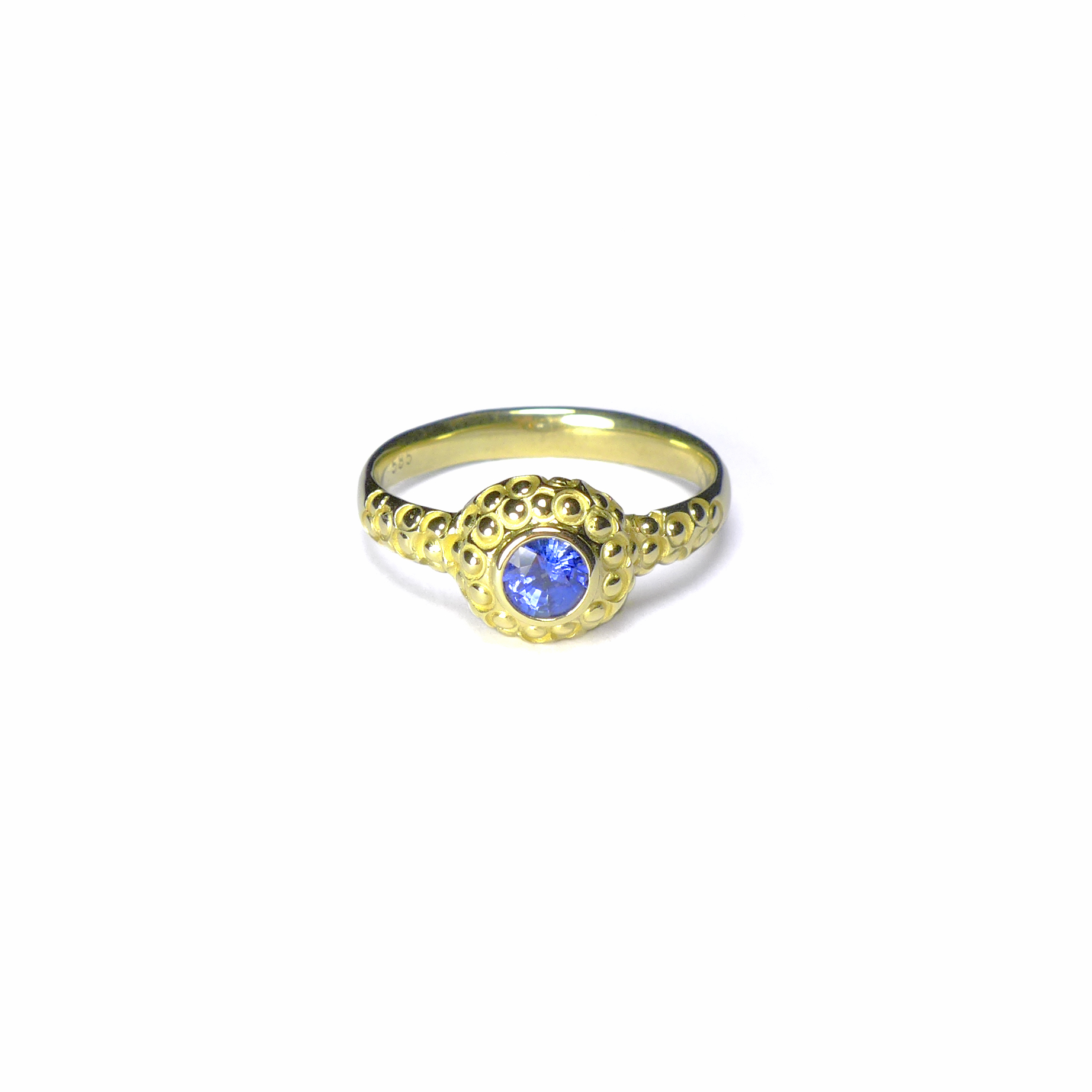 bubbly-structured yellowgold ring with a round blue sapphire